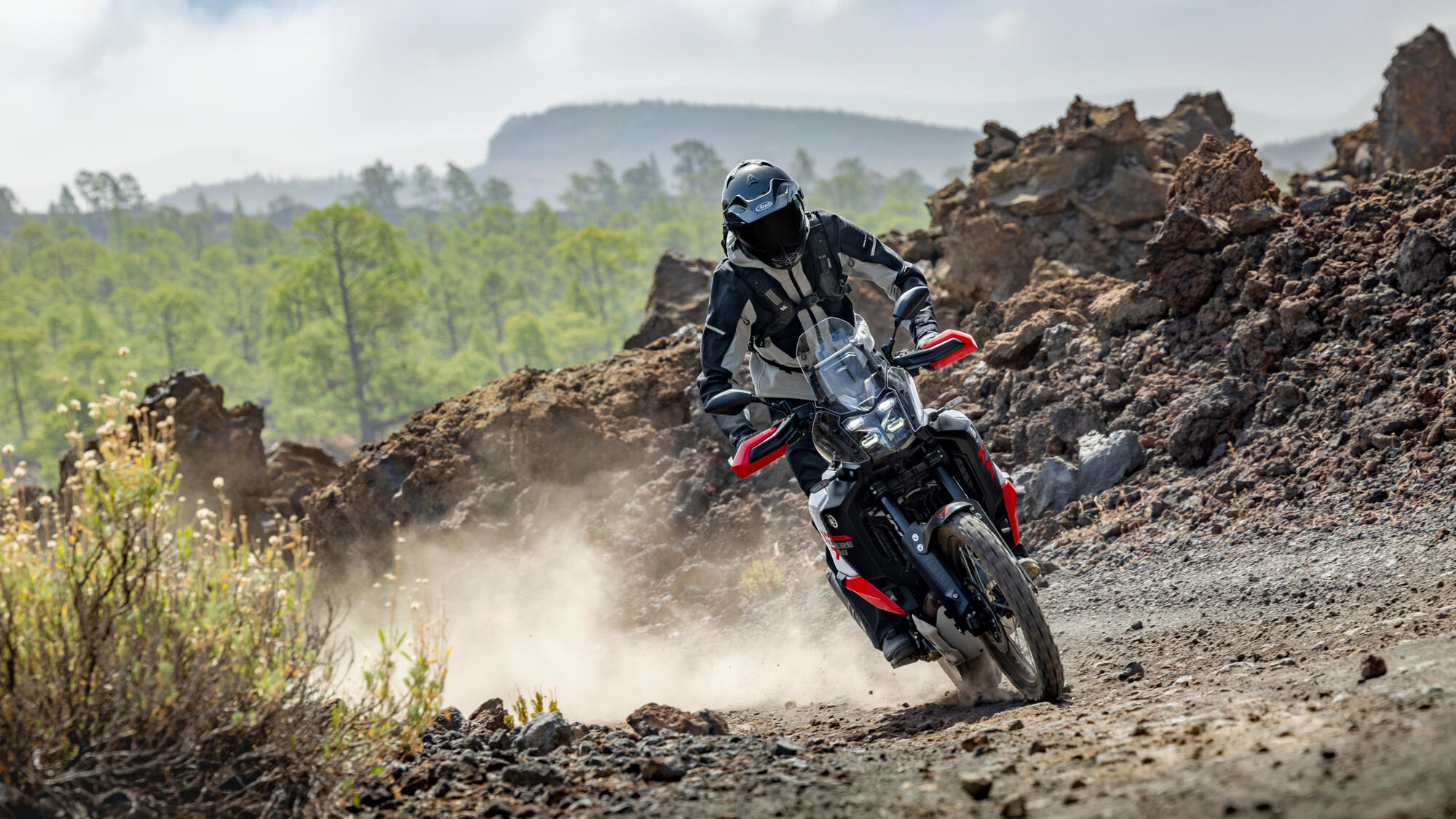 2026-Yamaha-XTZ700D-EU-Redline_White-Action-006-03