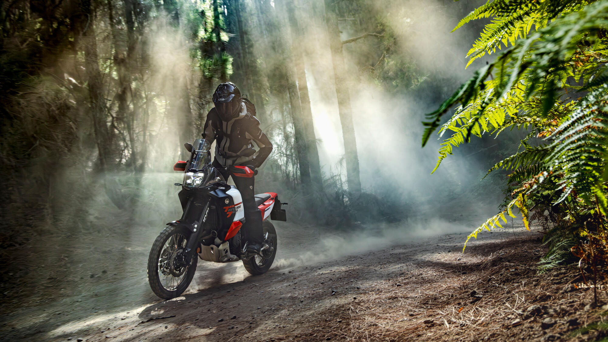 2026-Yamaha-XTZ700D-EU-Redline_White-Action-015-03